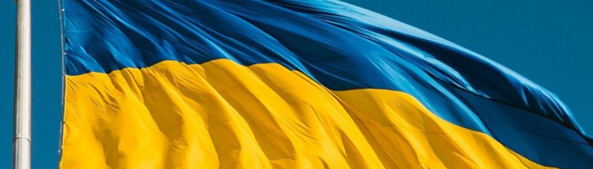 Flaga Ukrainy na błękitnym tle