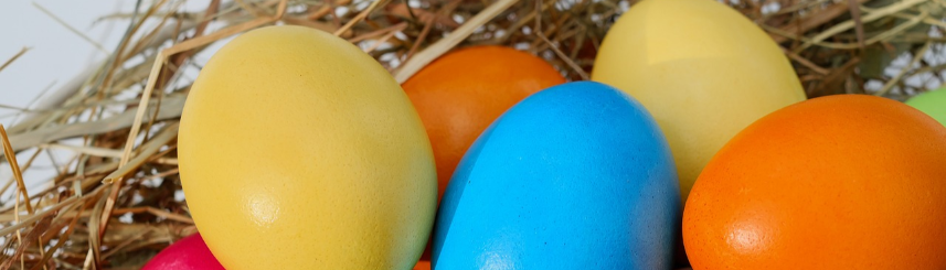 Kolorowe jajka w koszyku (Image by Ilo from Pixabay)